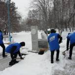 Молодогвардейцы убрали снег на Аллее воинской славы в Киселевске