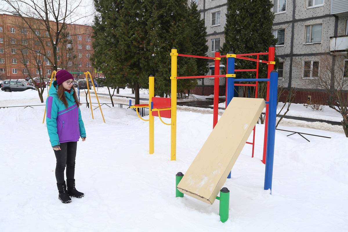 Луховицкие партийные активисты проверили детские площадки у домов №№ 32 и  34 на улице Жуковского