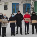 Уметские партийцы передали комплект лыжных ботинок для школьников