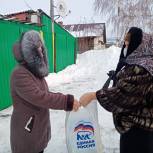 В Назаровсокм районе партийцы доставили подарки на дом
