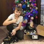 Павел Грешилов подарил девочке роликовые коньки в рамках акции "Елка желаний"