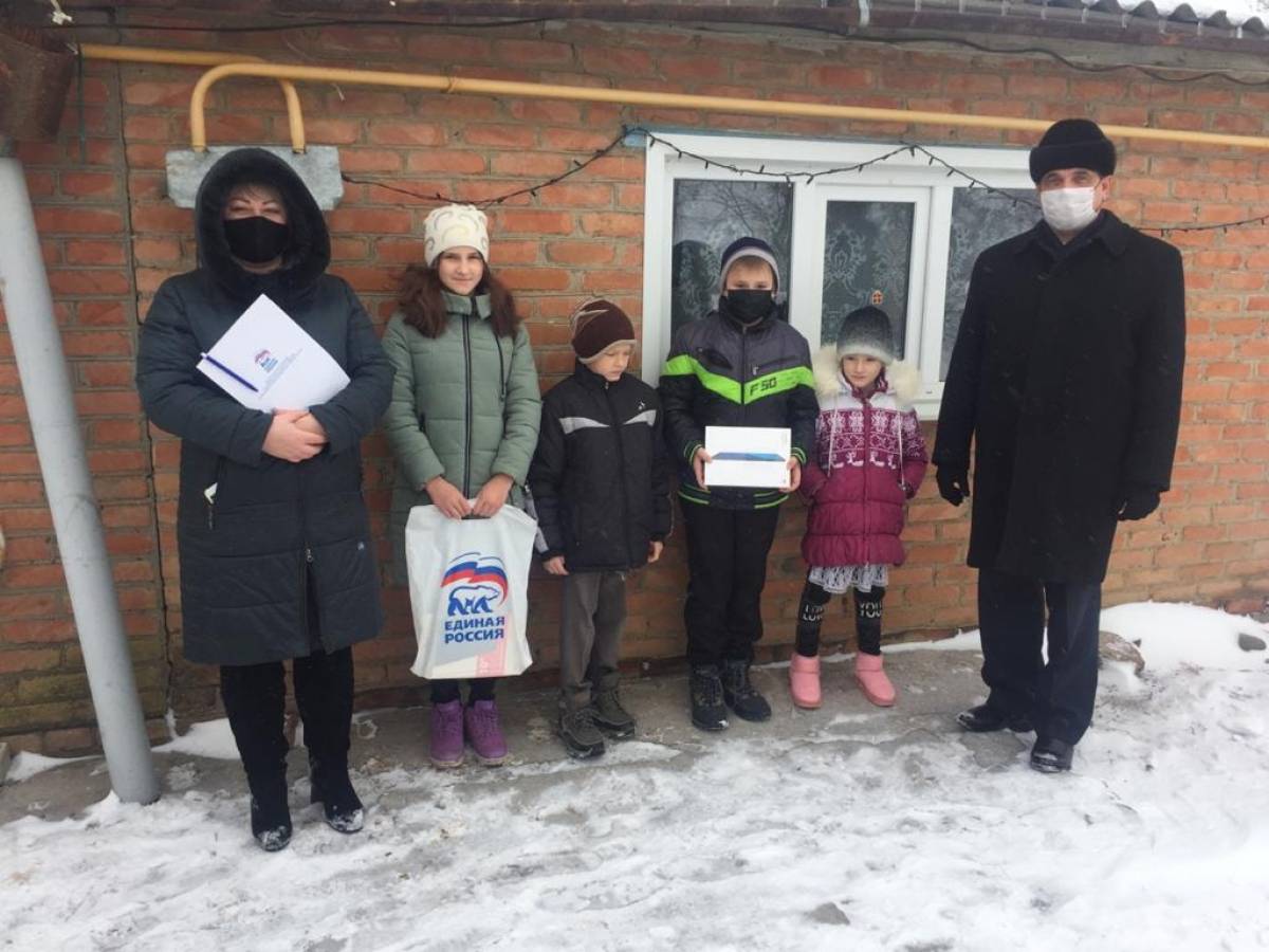 Школьники получили новые планшеты в Сальском районе