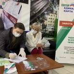 Активисты волонтёрского центра на каникулах выдают медикам карту Забота