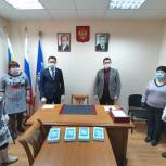 Депутат Александр Косачев вручил планшеты детям из многодетных семей  в Красносулинском районе