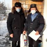 В Шушенском районе единороссы подарили ветеранам новогодние наборы