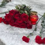 На Пискаревском кладбище в Санкт-Петербурге возложен венок от блокадников, проживающих в Москве