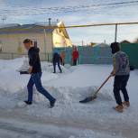 Волонтеры Пласта помогают пожилым людям расчищать дворы от снега