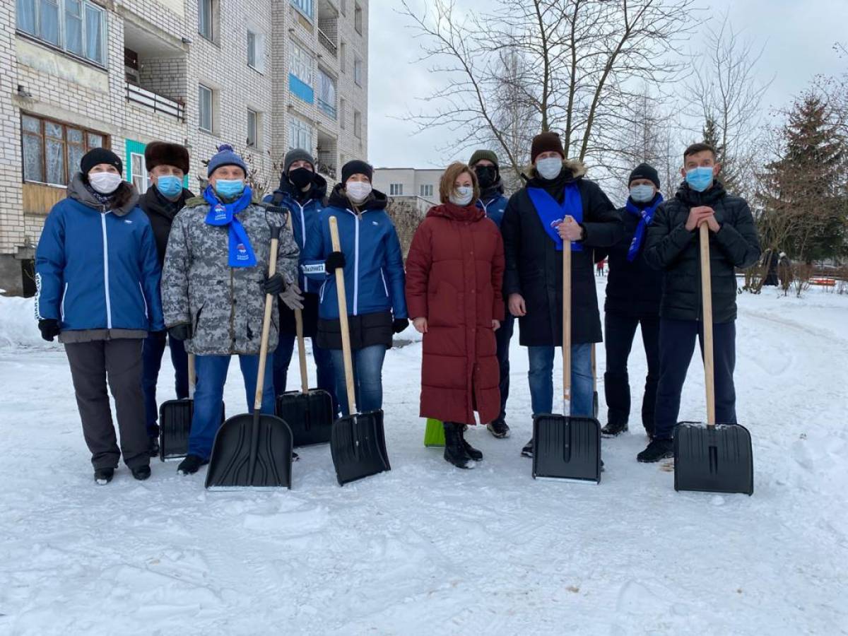 Волонтеры Великих Лук благоустроили территорию у Дома ветеранов