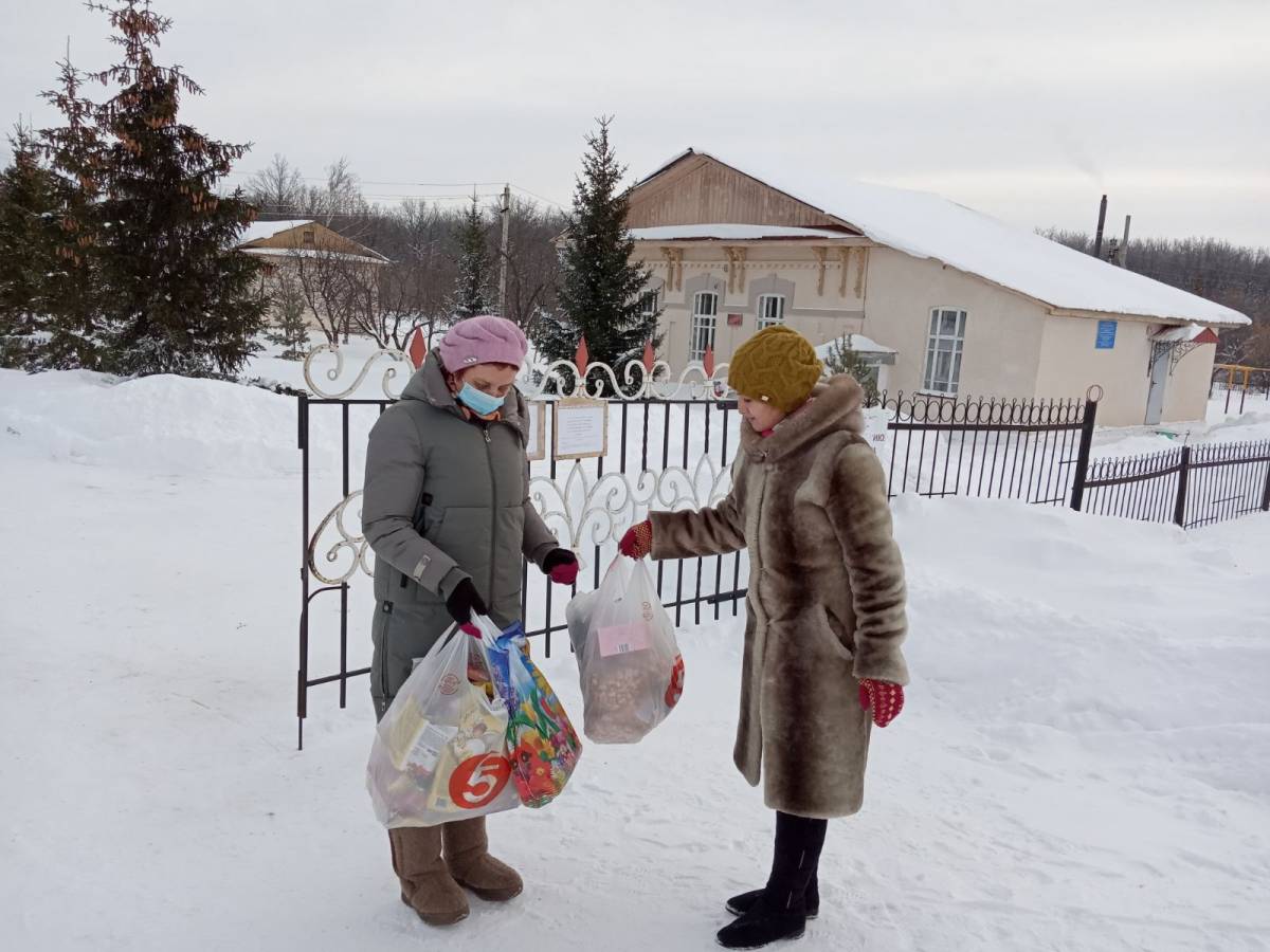 В Сергиевском районе поздравили с праздниками одиноких пожилых людей