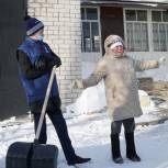 В Алтайском крае волонтеры «Единой России» вышли на борьбу со снегом