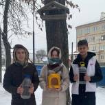 Клинцовские молодогвардейцы присоединились к акции "Покормите птиц зимой"
