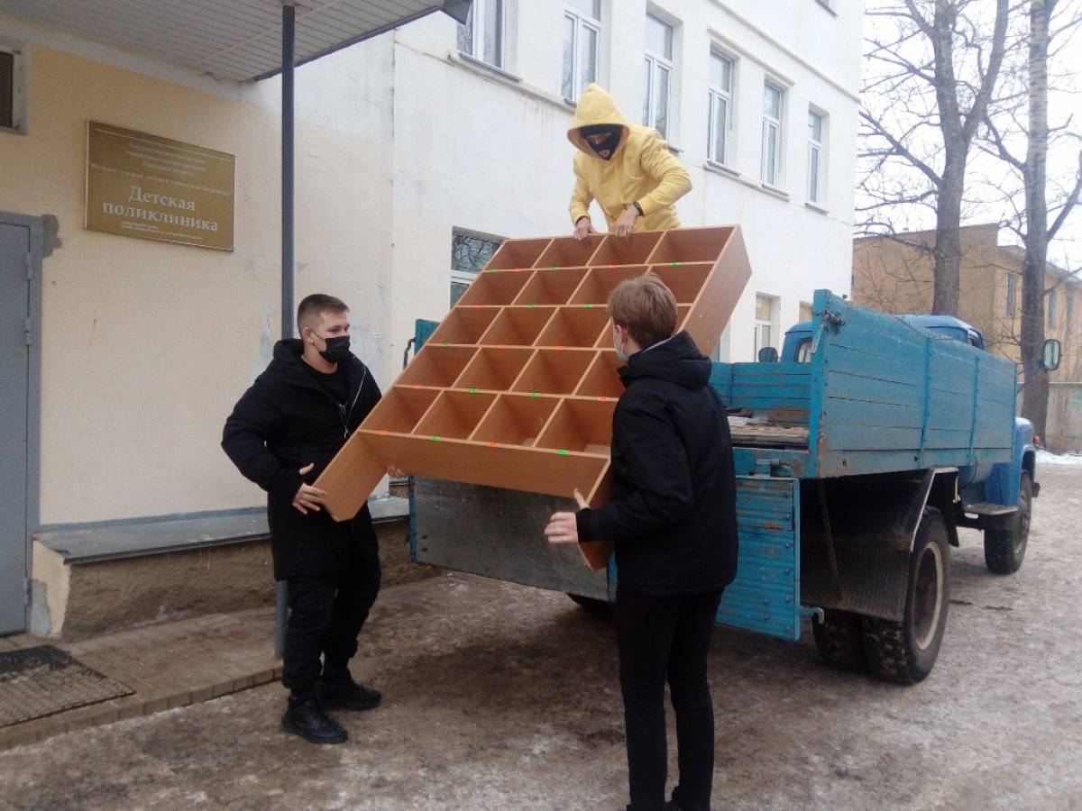 Великолукские волонтеры помогли сотрудникам детской поликлиники с  установкой мебели