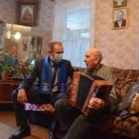 Депутат Брянской областной Думы поздравил климовских ветеранов с праздниками