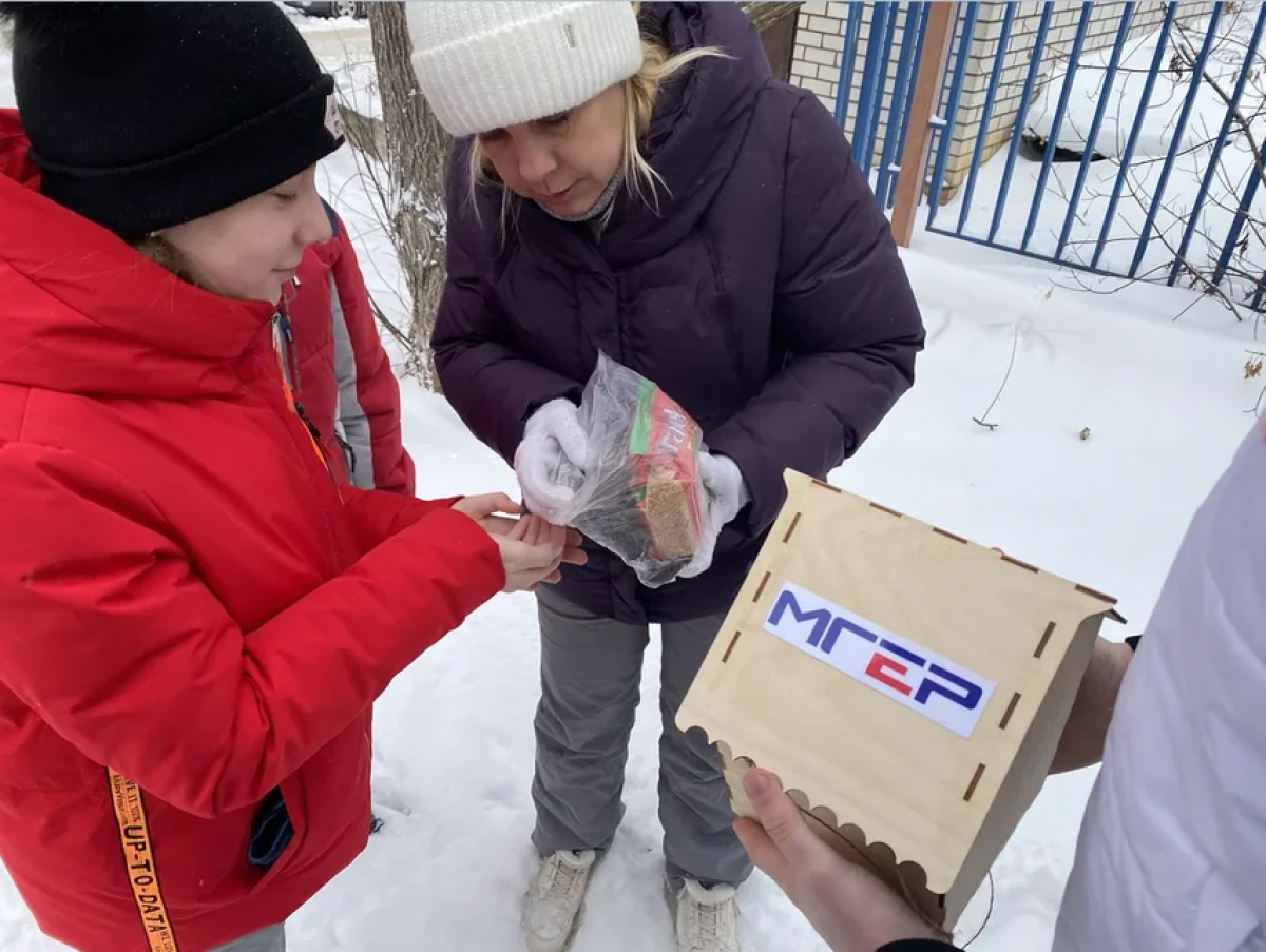 Мальчик и птица тула. Многодетной птицы. Волонтёры Тяжин скворечники газета призыв.