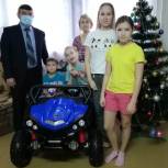 Виктор Кидяев передал подарок юному волжанину