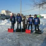 Единороссы Оренбуржья помогают пожилым людям с уборкой снега