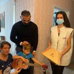 Активисты МГЕР подарили ребенку из Владивостока настоящие музыкальные инструменты