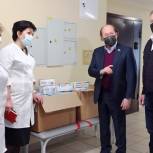 Владимир Кононов передал средства индивидуальной защиты королевским медикам, работающим в «красной зоне»
