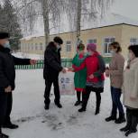 В Илишевском районе медики и соцработники получили новогодние продуктовые наборы