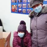 Центральное местное отделение партии «Единая Россия» продолжает дарить подарки детям.