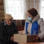 Волонтеры «Единой России» Миякинского района поздравили ветеранов с Новогодними праздниками
