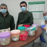 Врачам мурманской поликлиники передали новогоднее угощение