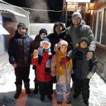 Волонтеры навестили семьи из Успенки, в которых воспитываются 8 приемных детей