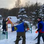 Одинцовские волонтеры расчистили от снега территорию памятника в деревне Солманово