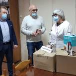 Кирсановские партийцы передали фрукты и технику медикам районной больницы