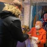 В Заполярье  участникам Великой Отечественной войны вручили новогодние подарочные наборы