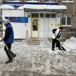 Волонтеры «Единой России» помогли убрать снег и лёд во дворе гериатрической больницы в Самаре