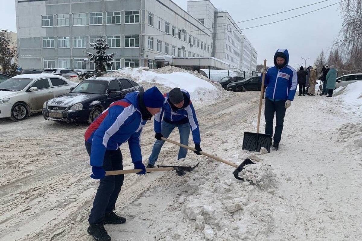 Активисты «Молодой Гвардии» в Чувашии очистили от снега дорожки перед  больницами