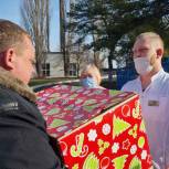 В Предгорном округе вручили новогодние подарки медицинским работникам, задействованным в «красной зоне»