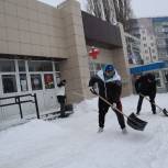 Волонтеры «Единой России» и «Молодой Гвардии» расчистили вход перед офисом «Аппарели»