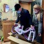 «Елка желаний»: Юрий Зиновьев и Кристина Бабынина подарили велосипед юной жительнице Пензы