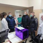 1 января волонтерский центр «Единой России» передал медикам подарки