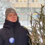Волонтеры Восточного округа помогли ветерану принять участие в экологической акции «Елочный круговорот»