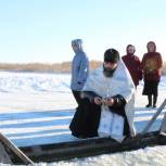 В Омской области единороссы помогают проводить крещенские купания