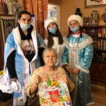 В новогодние праздники ветеранам Октябрьского района вручили подарки