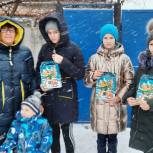 В праздничные дни члены партии «Единая Россия» поздравляли детей и вручали подарки