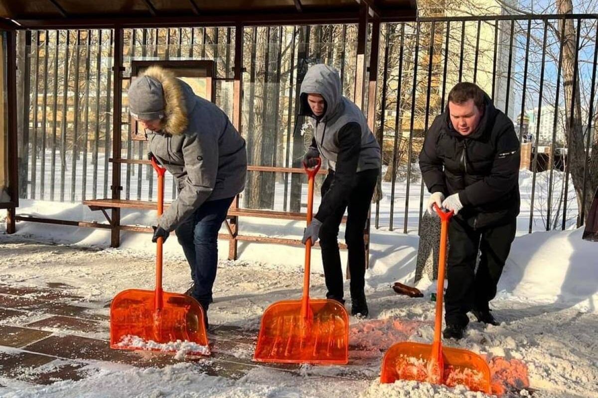 Московские молодогвардейцы вышли на улицы, чтобы помочь коммунальщикам  убрать снег