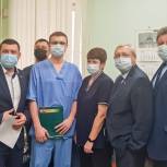 В Кемерове депутаты «Единой России» подарили врачам микроволновую печь и термопот