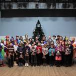 В Обоянском и Пристенском районах депутаты-единороссы организовали новогоднее представление для школьников