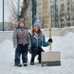 Активисты «Единой России» северо-востока столицы помогли расчистить от снега подходы к социально значимым объектам округа