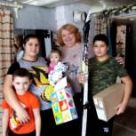 Многодетная семья из Краснохолмского муниципального округа получила подарки