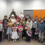 Единороссы помогли поздравить подопечных семейного центра «Палитра» с новогодними праздниками