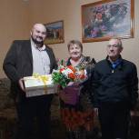 Депутаты от «Единой России» поздравили с 70-летием активистку села Оборонного