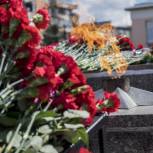 В Ленинградской области Ольга Амельченкова возложила цветы к братской могиле защитников Ленинграда