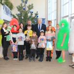 Депутат Вячеслав Василенко поздравил с Новым годом детей из Обливского района