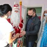 Дед Мороз и Снегурочка поздравили детей в стационарах больниц Динского района